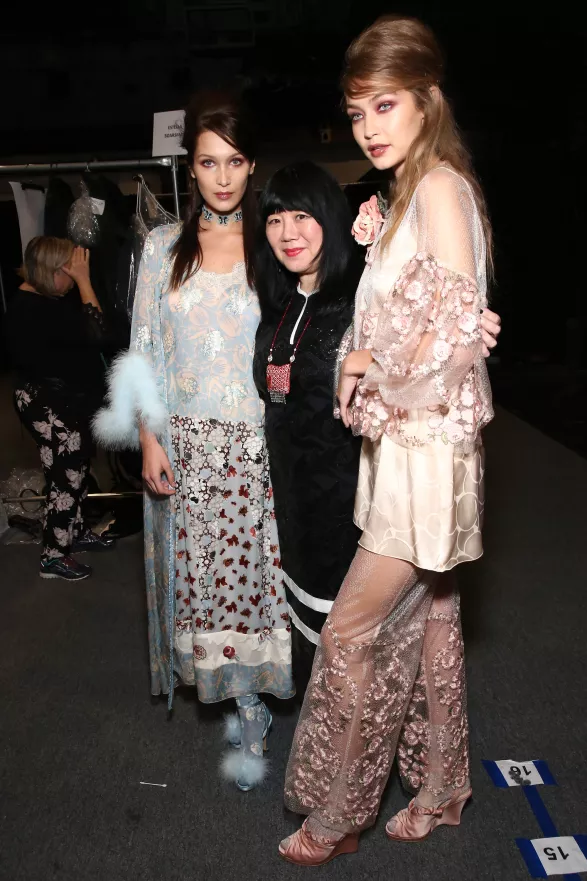 Bella a Gigi Hadid s designerkou Annou Sui Bella a Gigi Hadid s designerkou Annou Sui