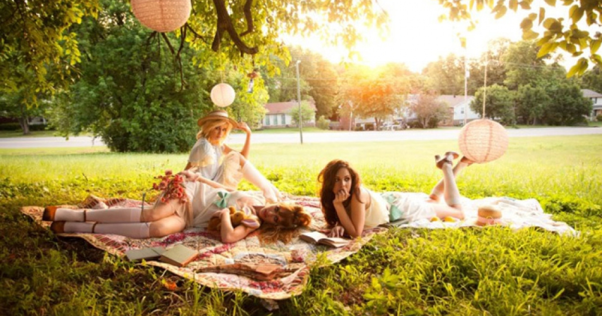 Три девушки на пикнике