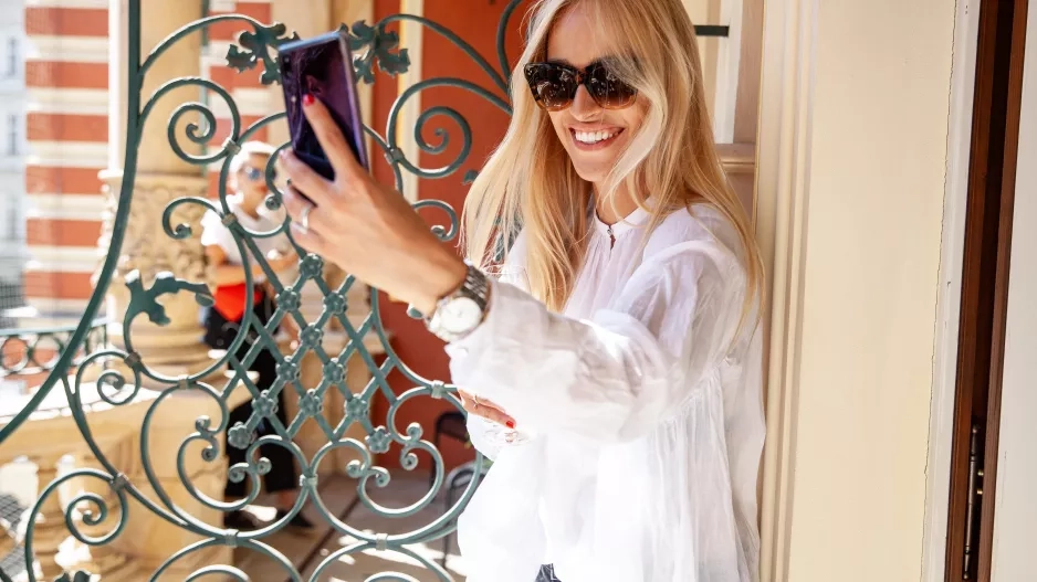 Renata Langmannová se fotí telefonem Huawei P20 Pro