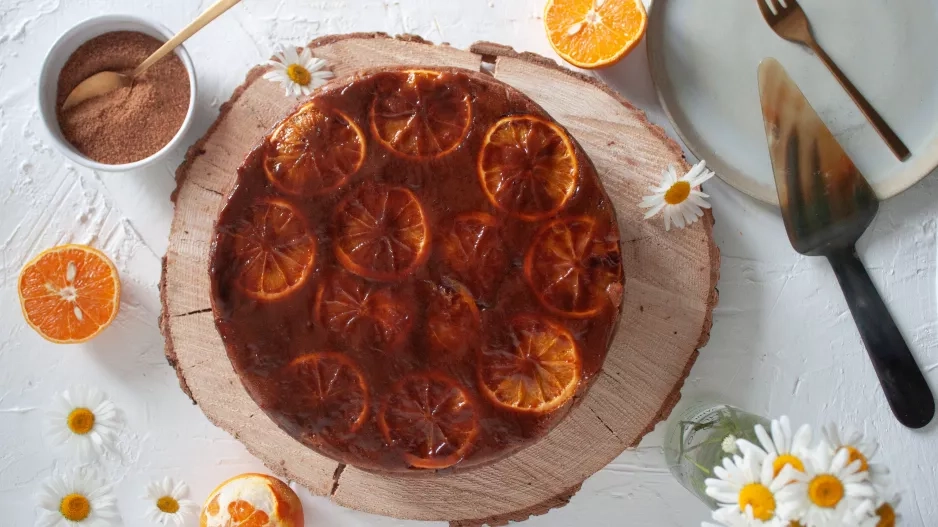 Zkuste tento víkend něco jiného než bábovku! Vynikající koláč s neskutečnou vůni po pomerančích a skořici. Tečkou je sladký karamel z kokosového cukru, který skvěle doplňuje vláčný korpus.  Text: Lenka Skarupová