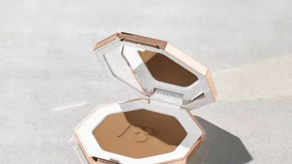 FENTY BEAUTY BY RIHANNA  Sun Stalk’r Instant Warmth Bronzer