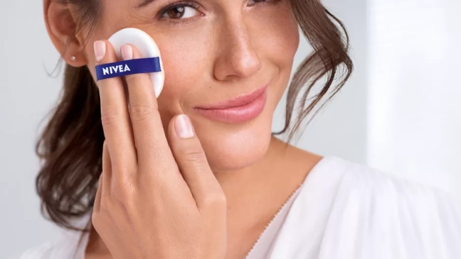 NIVEA Hyalurin Cellular Filler, pečující make-up v houbičce 3v1 Cellular Cushion