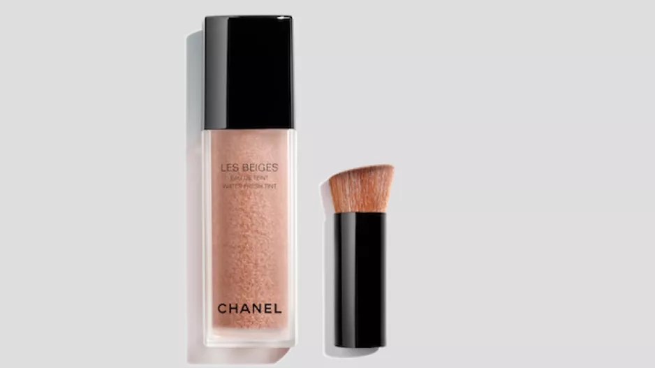 Tekutý pigment Les Beiges Eau de Teint, Chanel, 1690 Kč Tekutý pigment Les Beiges Eau de Teint, Chanel, 1690 Kč