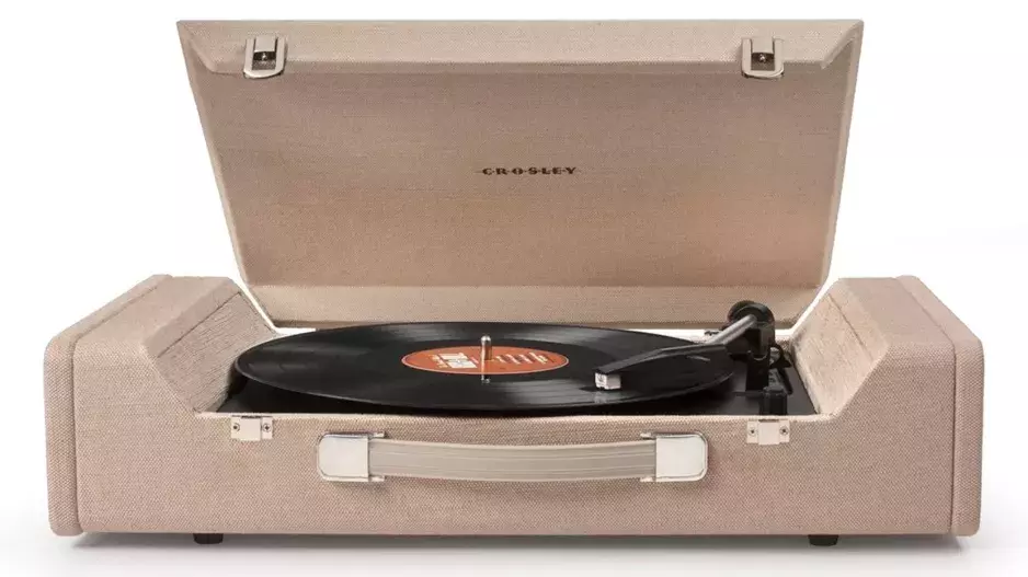 přehrávač desek a rádio, Nomad Turntable (Nordstrom), 4939 Kč přehrávač desek a rádio, Nomad Turntable (Nordstrom), 4939 Kč