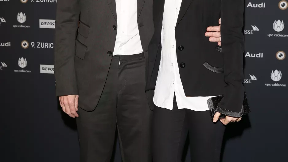 Bella Heathcote, 32 let (33 v březnu) a Andrew Dominik, 52 let (53 v říjnu). 