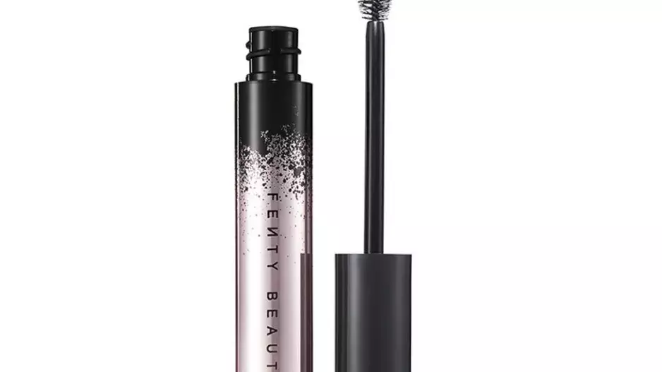 Řasenka pro natočení a objem řas, Full Frontal, FENTY BEAUTY BY RIHANNA, 630 Kč Řasenka pro natočení a objem řas, Full Frontal, FENTY BEAUTY BY RIHANNA, 630 Kč