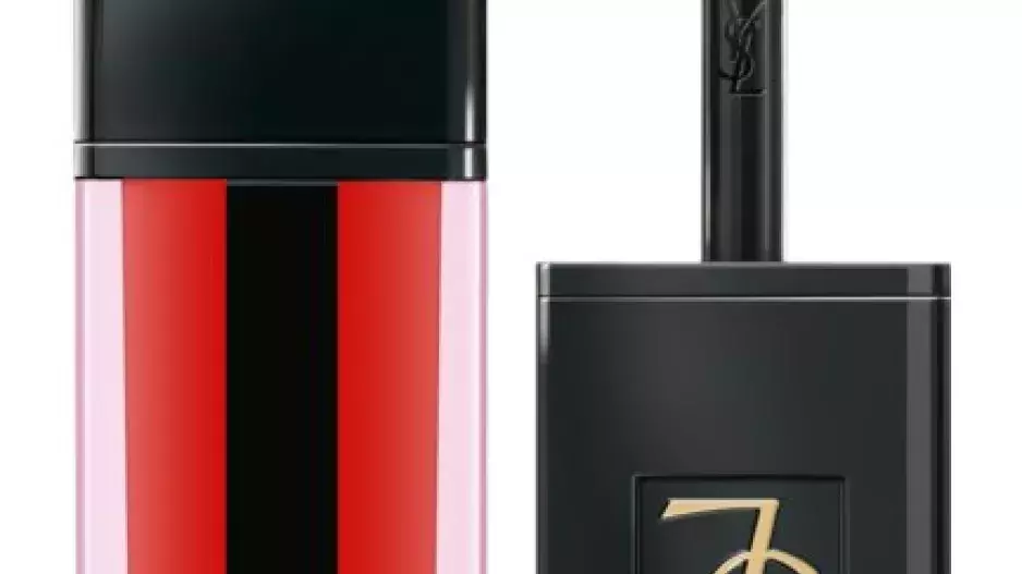 dlouhotrvající tekutá rtěnka dodávající hydrataci a lesk, Yves Saint Laurent Vernis À Lèvres Water Stain, odstín Wet Vermilion, 828 Kč dlouhotrvající tekutá rtěnka dodávající hydrataci a lesk, Yves Saint Laurent Vernis À Lèvres Water Stain, odstín Wet Vermilion, 828 Kč