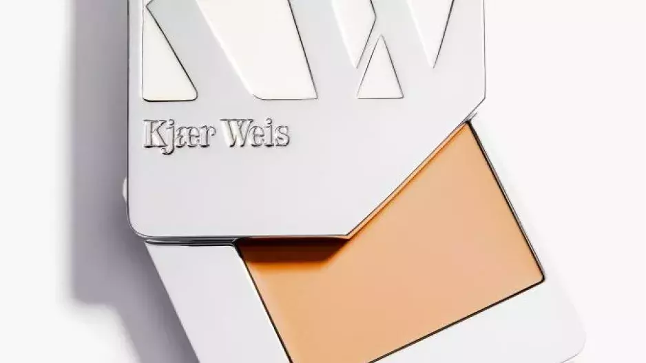 Krémový make-up, Cream Foundation Silken, KJAER WEIS, prodává Licirna.cz, 1 690 Kč Krémový make-up, Cream Foundation Silken, KJAER WEIS, prodává Licirna.cz, 1 690 Kč