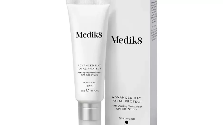 Anti-ageing denní hydratační krém s SPF 30 a 5* UVA, Advanced Day Total Protect, MEDIK8, prodává Medaprex.cz, 1 495 Kč Anti-ageing denní hydratační krém s SPF 30 a 5* UVA, Advanced Day Total Protect, MEDIK8, prodává Medaprex.cz, 1 495 Kč