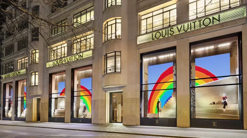 Značka Louis Vuitton oblékla svoje obchody do duhy