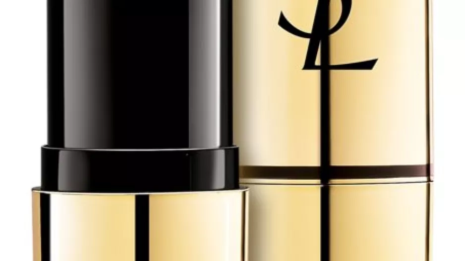 krémový rozjasňovač v tyčince, Yves Saint Laurent Touche Éclat Shimmer Stick, 935 Kč