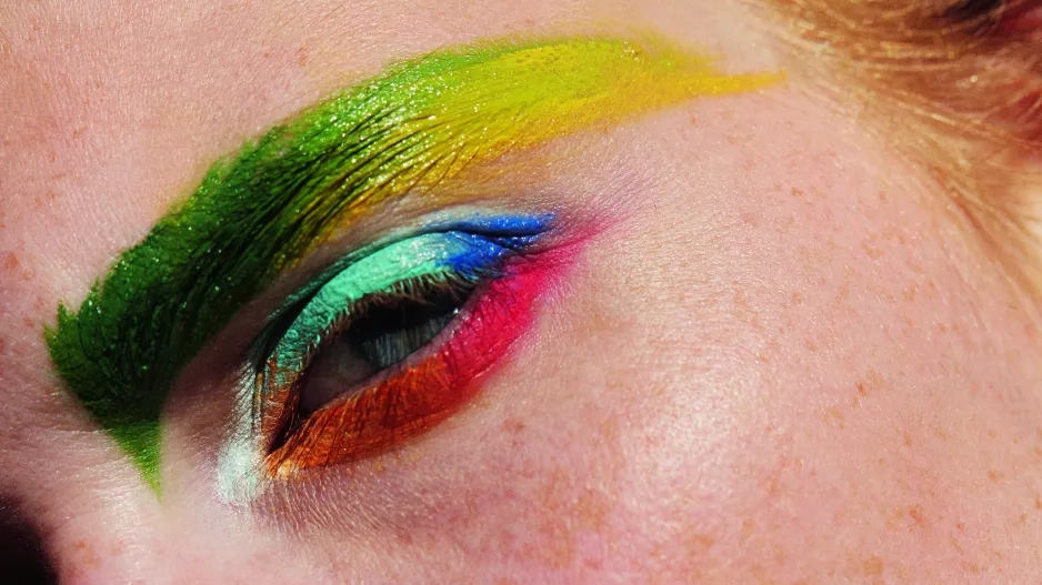 Duhová make-up inspirace pro měsíc lásky