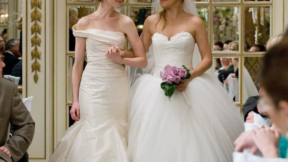 Kate Hudson a Anne Hathaway ve filmu Válka nevěst