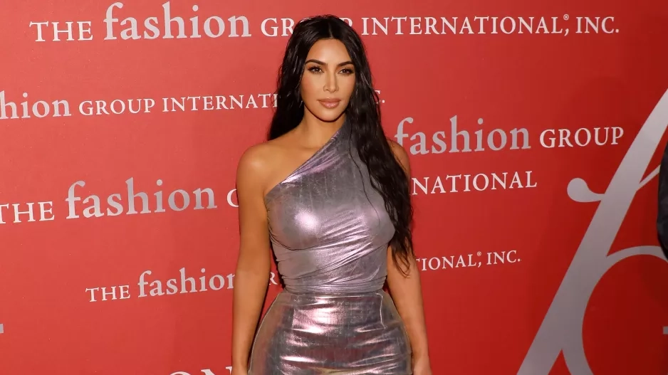 Kim Kardashian je oficiálně zrzka