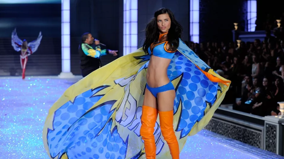 10 ikonických modelů Adriany Limy na přehlídkách Victoria’s Secret