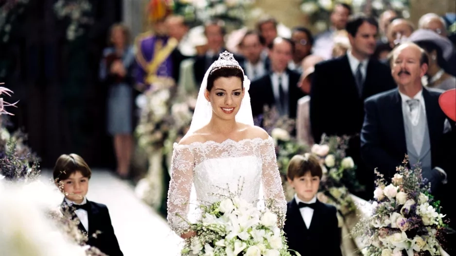 Anne Hathaway ve filmu Deník princezny 2: Královské povinnosti Anne Hathaway ve filmu Deník princezny 2: Královské povinnosti