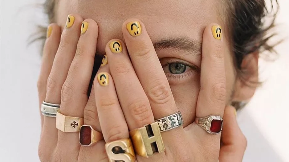 Barevný lak je teď žhavým trendem v mužské manikúře