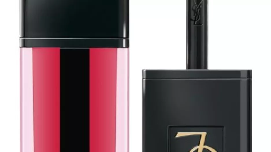 dlouhotrvající tekutá rtěnka dodávající hydrataci a lesk, Yves Saint Laurent Vernis À Lèvres Water Stain, odstín Vague de Rouge, 825 Kč