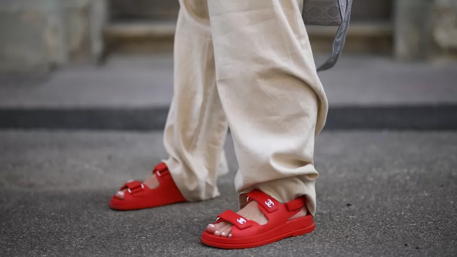 „Ugly sneakers” střídají „ugly sandals”