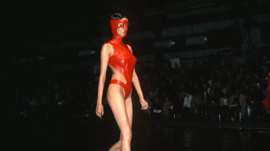 PLASTY V ŠATNÍKU – PROKLETÍ, NEBO SPÁSA?