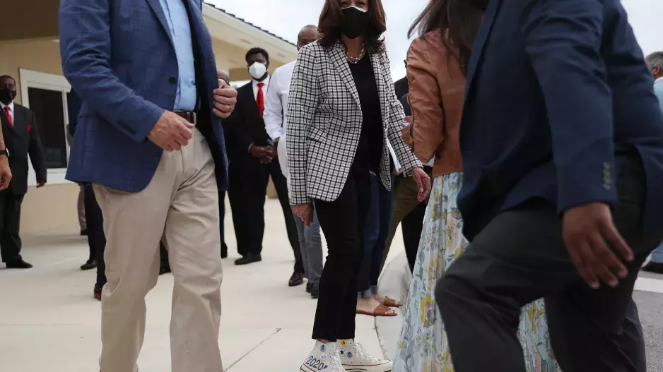 Kamala Harris v teniskách Converse | říjen 2020