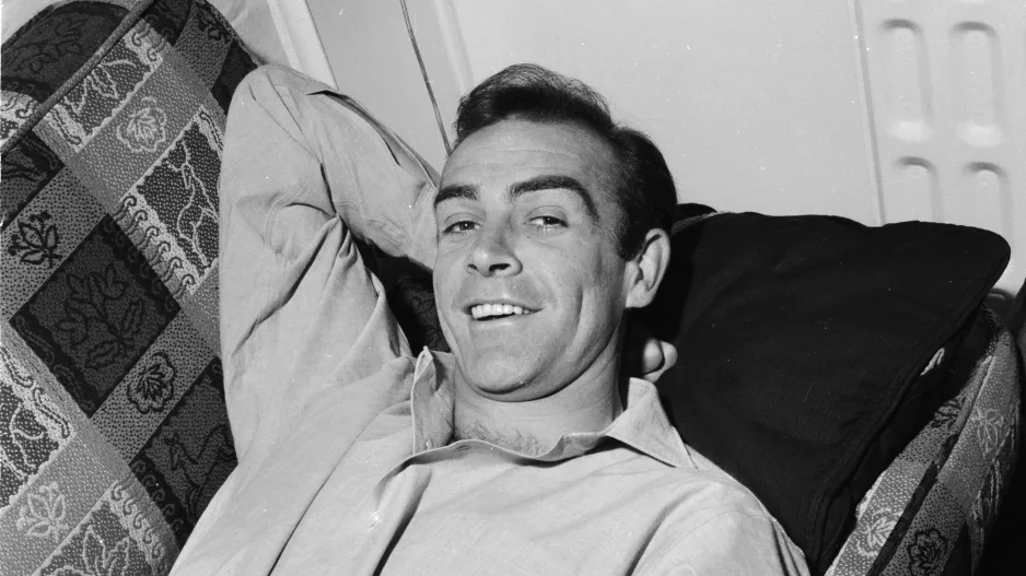 Sean Connery u sebe doma v Londýně. | 1962