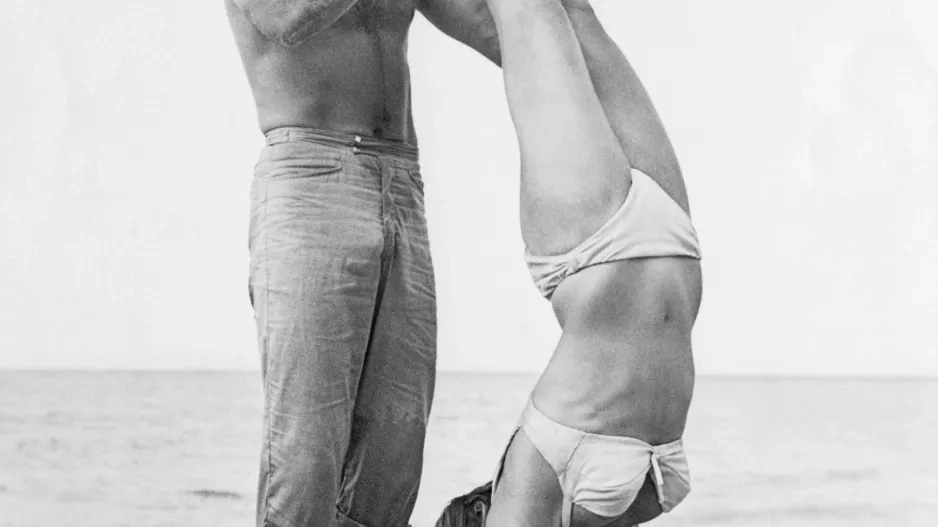 Sean Connery a švýcarská herečka Ursula Andress při natáčení filmu Dr. No. | 1962 