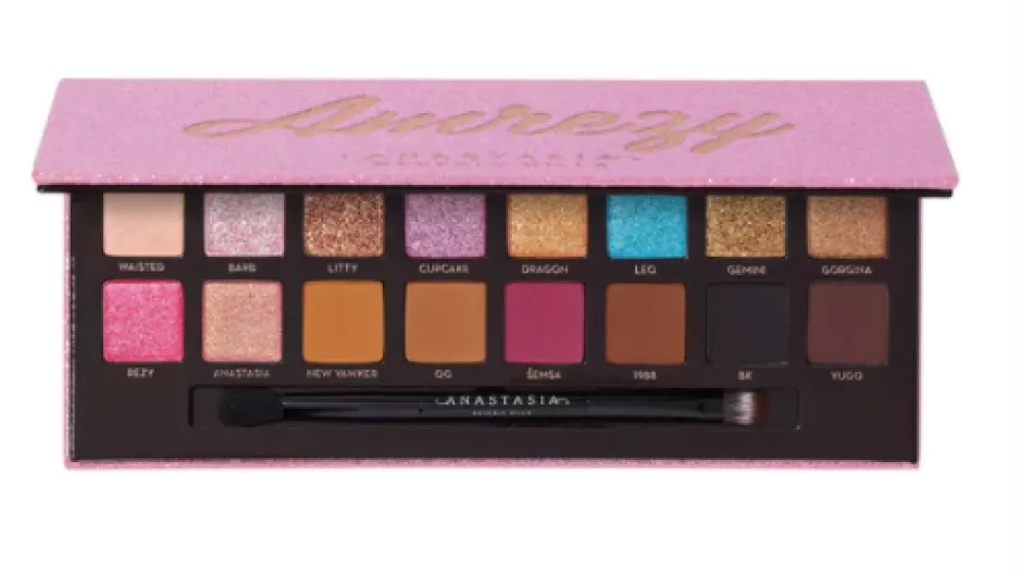Anastasia Beverly Hills, Amrezy Eyeshadow Palette, 1 430 Kč.