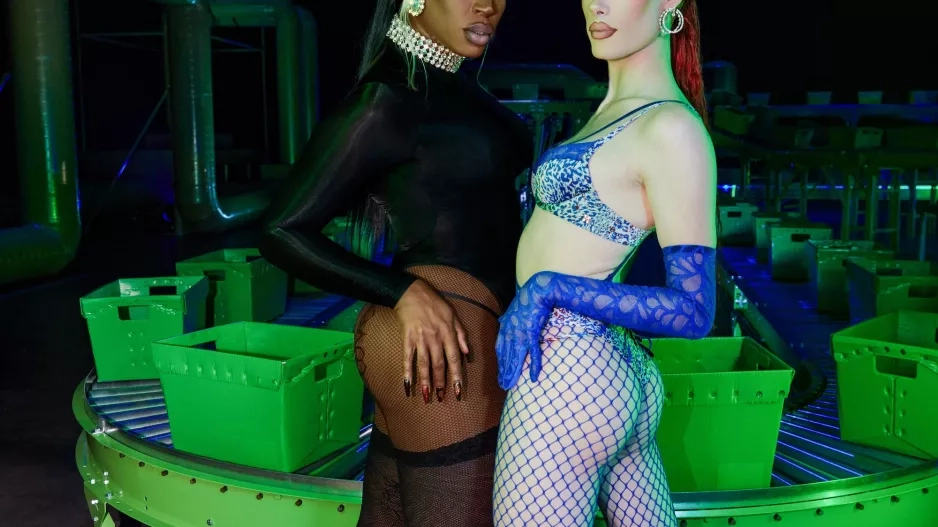 Shea Couleé a Gigi Goode na přehlídce pro Savage X Fenty Show Vol. 2 