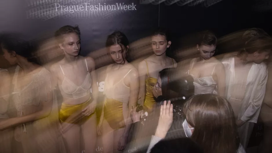 Momentka zachycující dramatický povyk před a po každé přehlídce