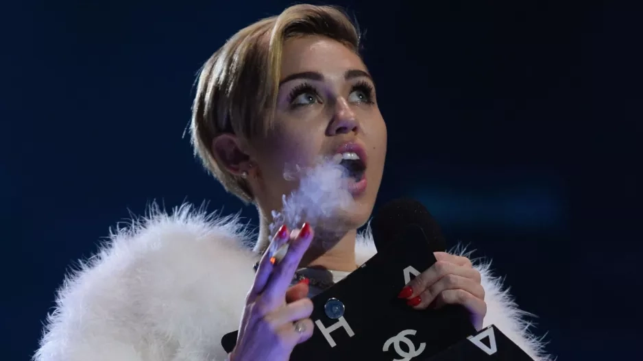 Miley Cyrus si na vystoupení kidně jointa zapálí