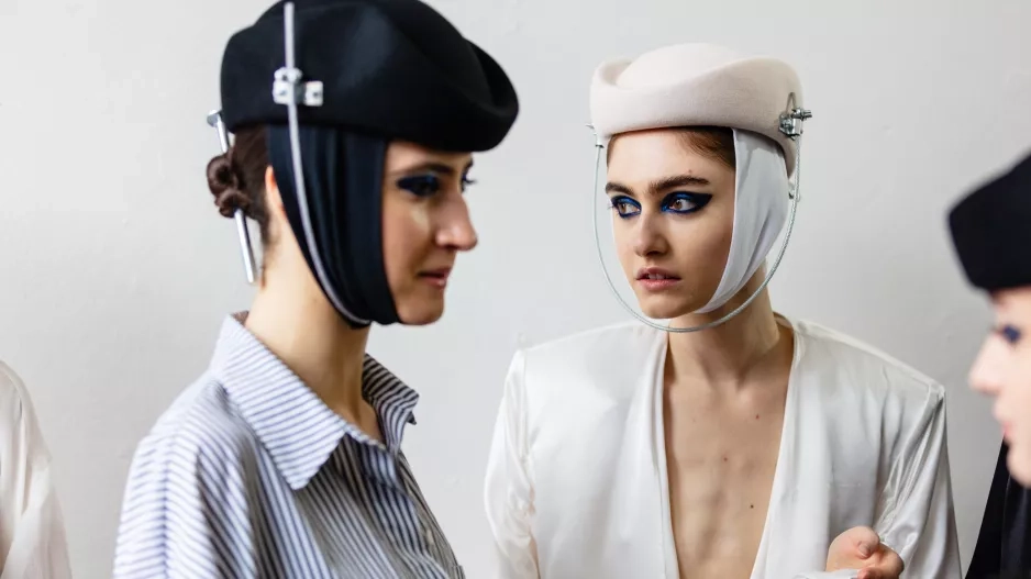 Styling přehlídky Michaela Kovačika připomínal některé z kostýmních realizací Theodora Pištěka 