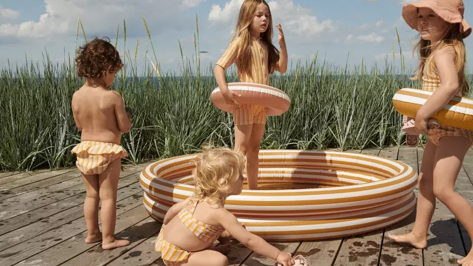 Kolekce plavek a nafukovacích bazénků a kruhů od Liewood z obchodu Lavly