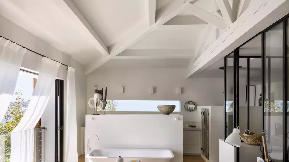 ZNOVUZROZENÁ NA AZUROVÉM POBŘEŽÍ