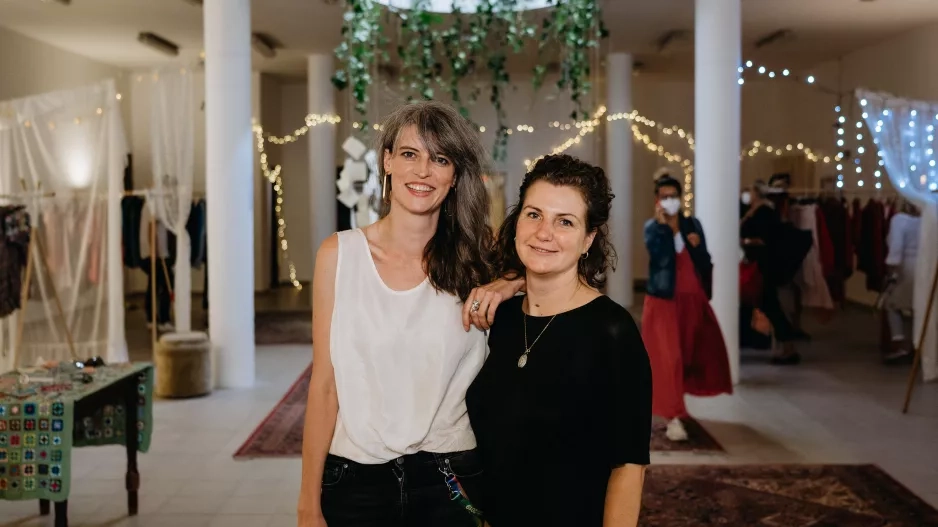 Zakladatelky akce SWAP Prague Lucie Poubová a Kristýna Holubová