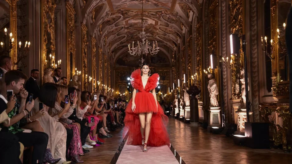 Kendall Jenner během Giambattista Valli Loves H&M show