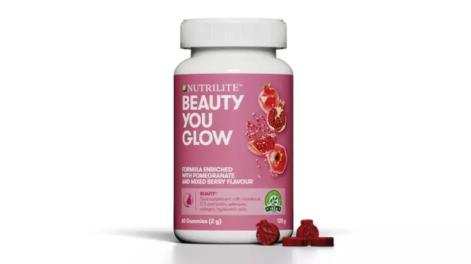 Nutrilite™ Beauty You Glow (870 Kč) se postará o krásnou pleť, vlasy a nehty. Doplněk stravy ve formě želé tablet je obohacený o šťávu z granátového jablka, vitamin A, C, E, biotin, selen, kyselinu hyaluronovou a kolagen. www.amway.cz Nutrilite™ Beauty You Glow (870 Kč) se postará o krásnou pleť, vlasy a nehty. Doplněk stravy ve formě želé tablet je obohacený o šťávu z granátového jablka, vitamin A, C, E, biotin, selen, kyselinu hyaluronovou a kolagen. www.amway.cz