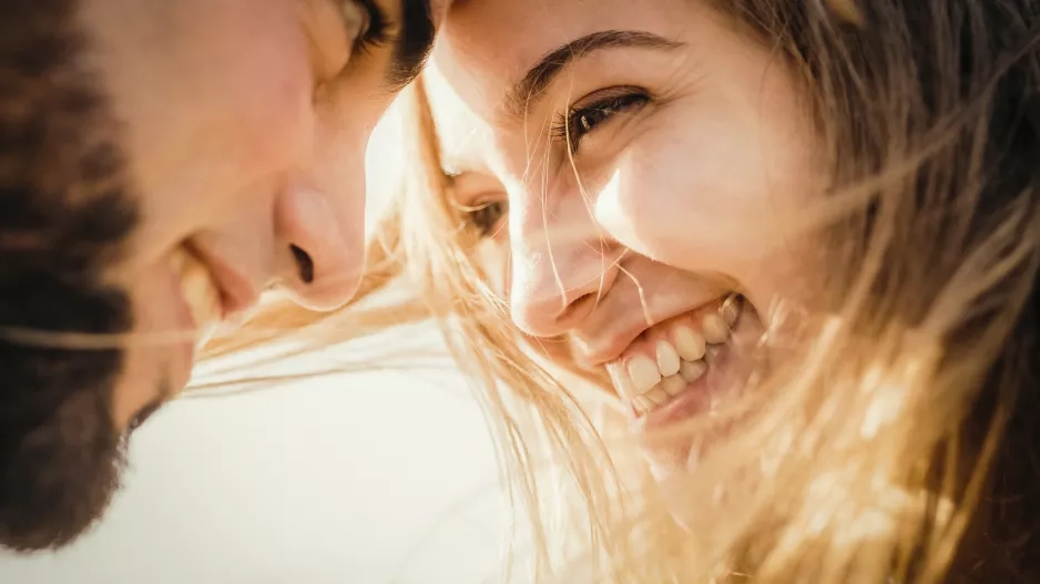 happy couple head to head