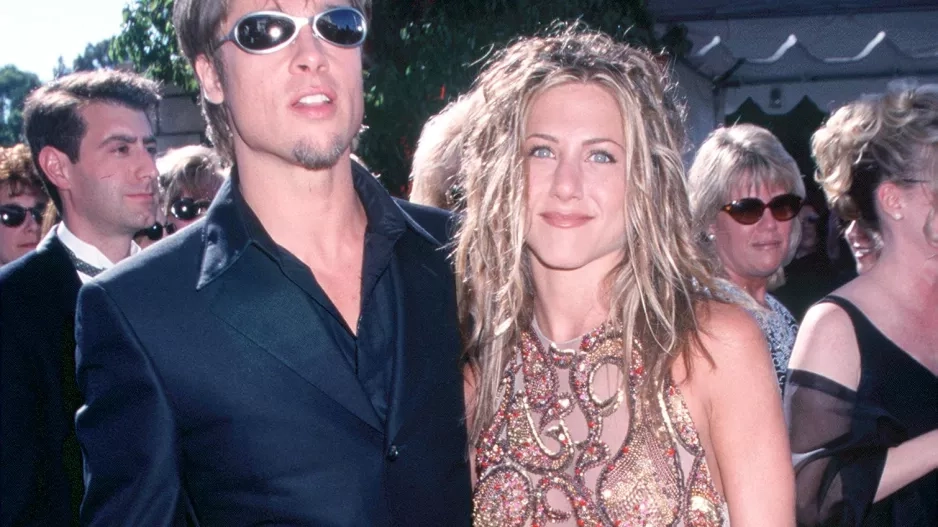 Brad Pitt a Jennifer Aniston na Emmy Awards v roce 1999 Brad Pitt a Jennifer Aniston na Emmy Awards v roce 1999