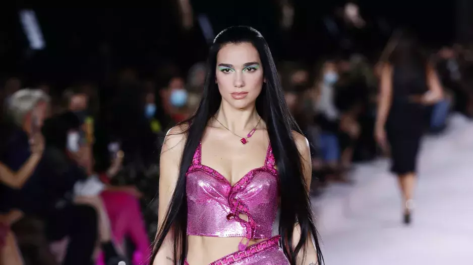 Přehlídka Versace na Milan Fashion Week 2022 Přehlídka Versace na Milan Fashion Week 2022
