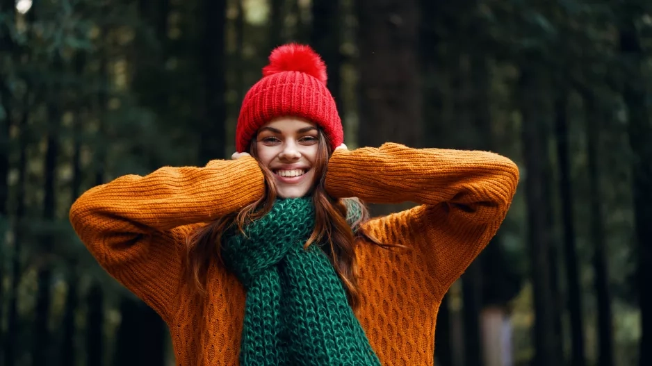 Žena na podzim v přírodě