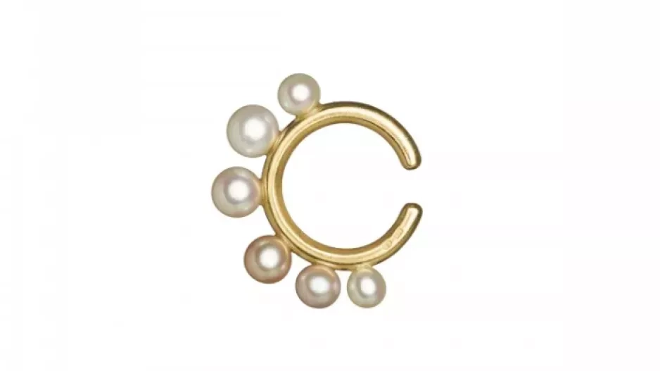 Ear cuff z kolekce Triffid s bílými perlami Ear cuff z kolekce Triffid s bílými perlami