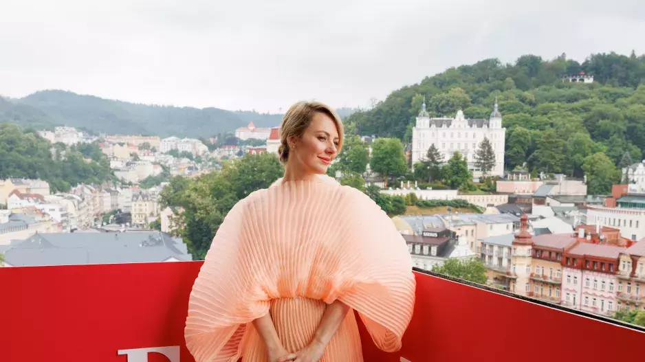 ELLE Beauty Lounge Red ELLE Beauty Lounge Red