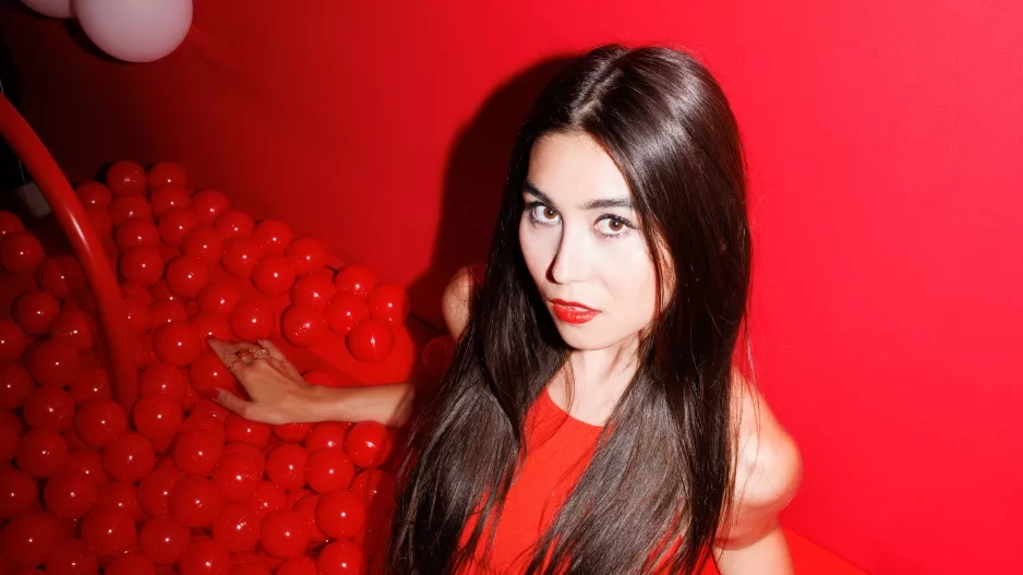 ELLE Beauty Lounge Red ELLE Beauty Lounge Red