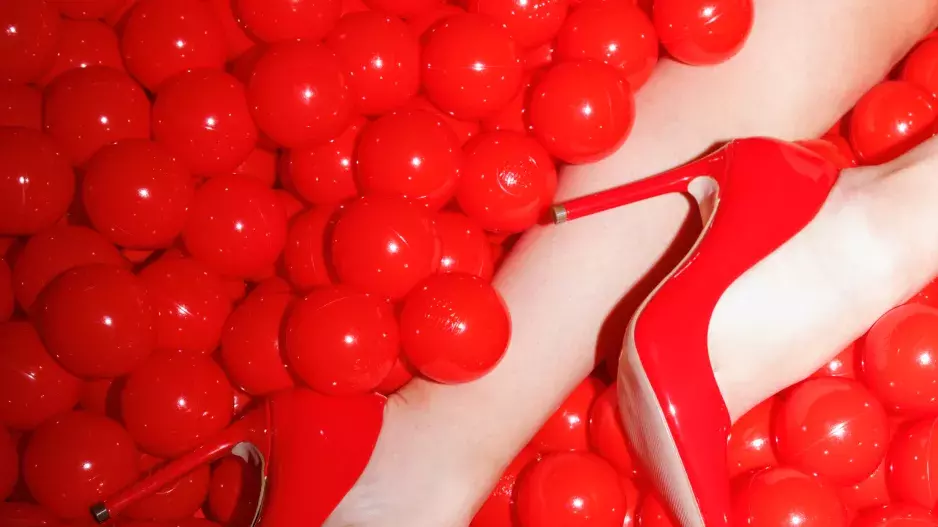 ELLE Beauty Lounge Red