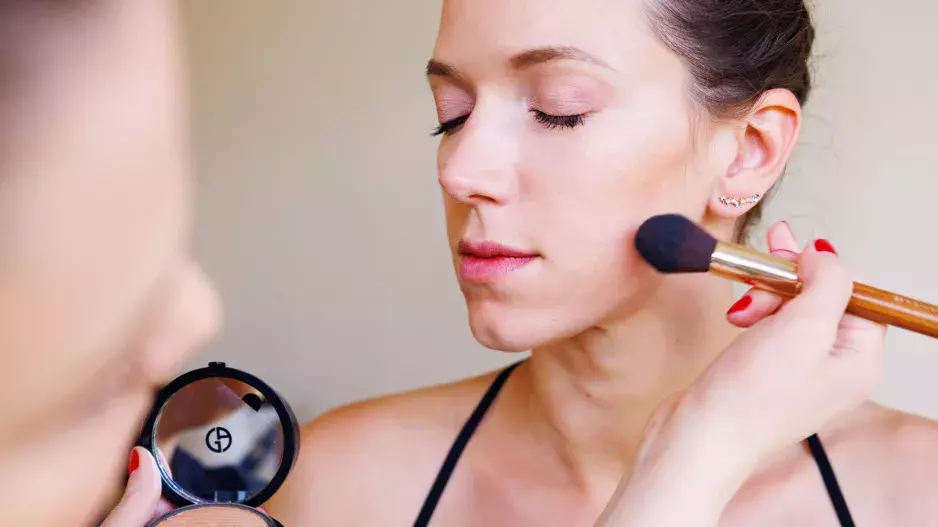 ELLE Beauty Lounge Red