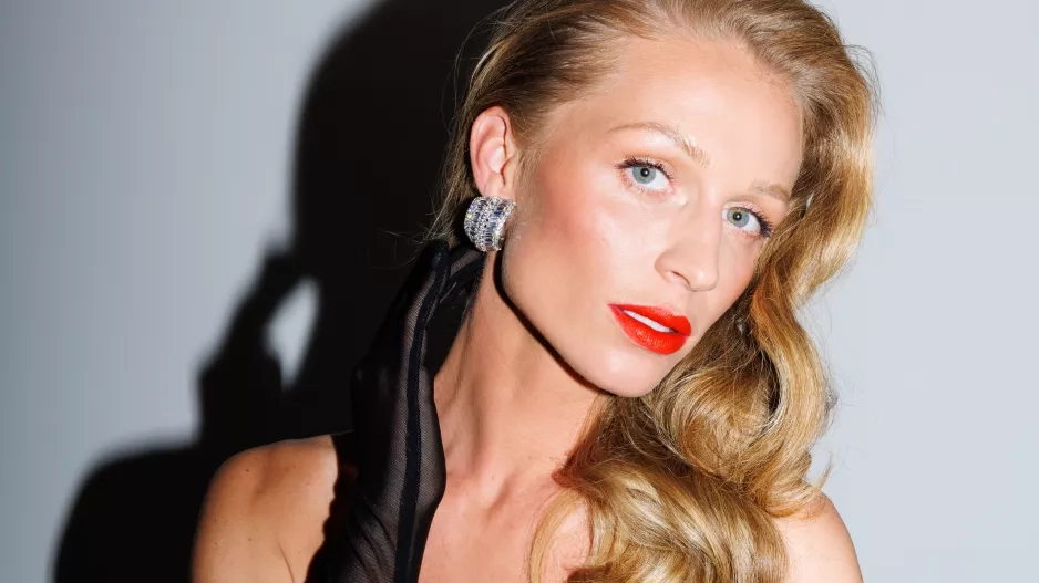 ELLE Beauty Lounge Red