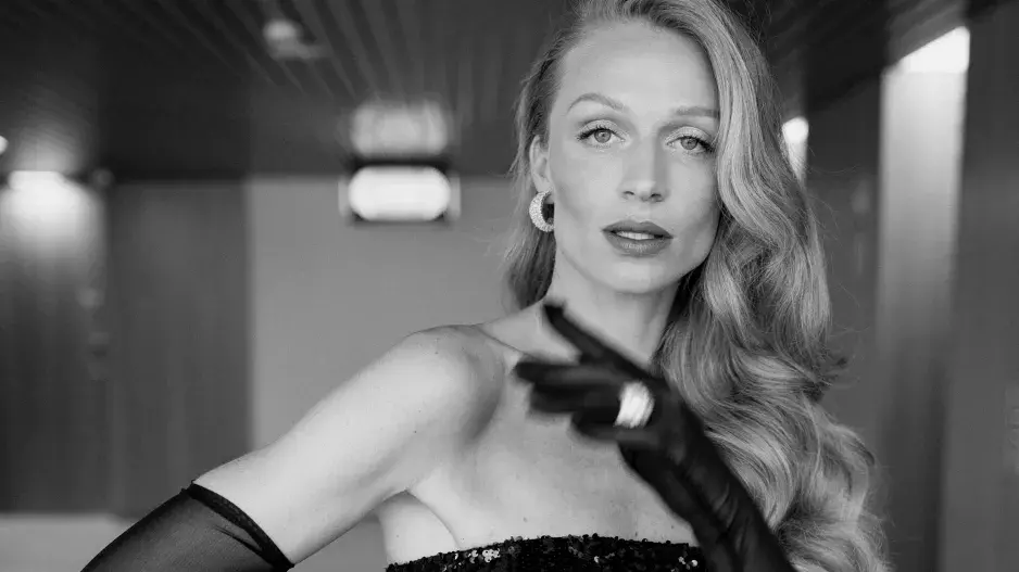 ELLE Beauty Lounge Red