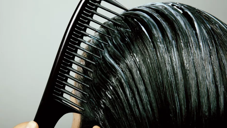 Mastné vlasy? Pomůže peeling