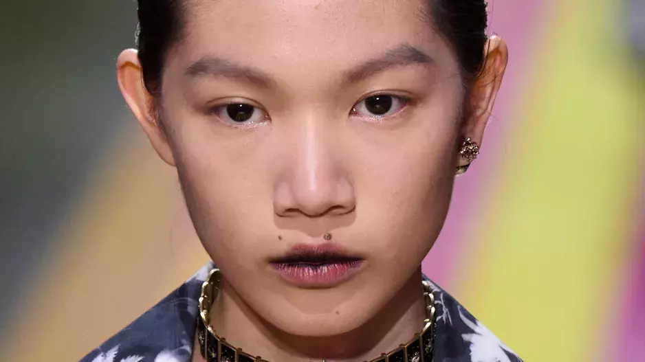 Beauty trendy z pařížského fashion weeku